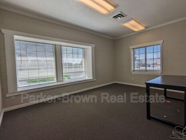 Building Photo - 1190n Spring Creek Pl