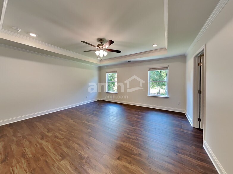 Building Photo - 639 Carnaby Ln
