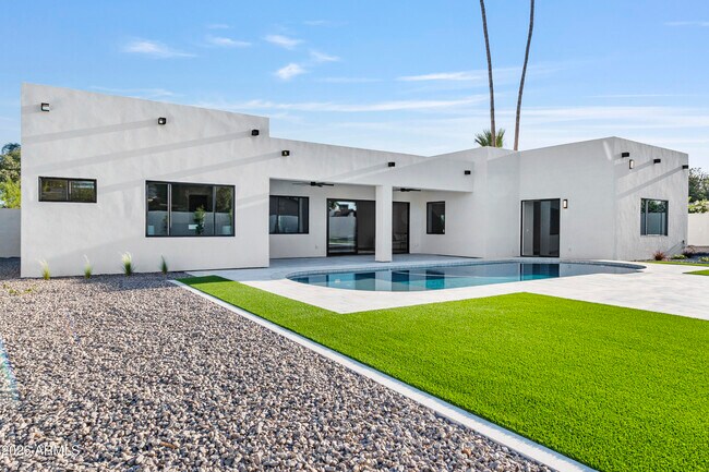 Building Photo - 5540 E Dahlia Dr