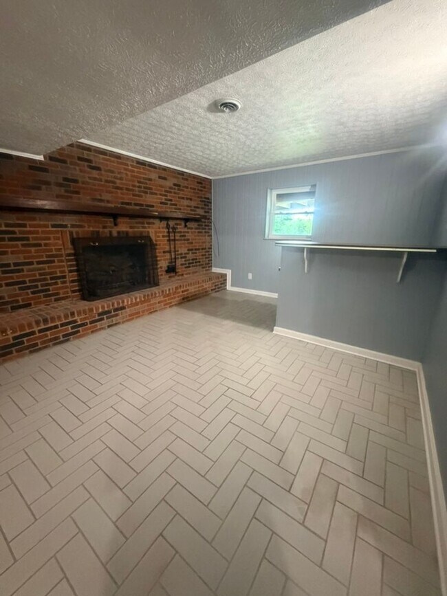 Building Photo - Spacious Maryville City Rental with Finished Basement & Lawn Care Included!