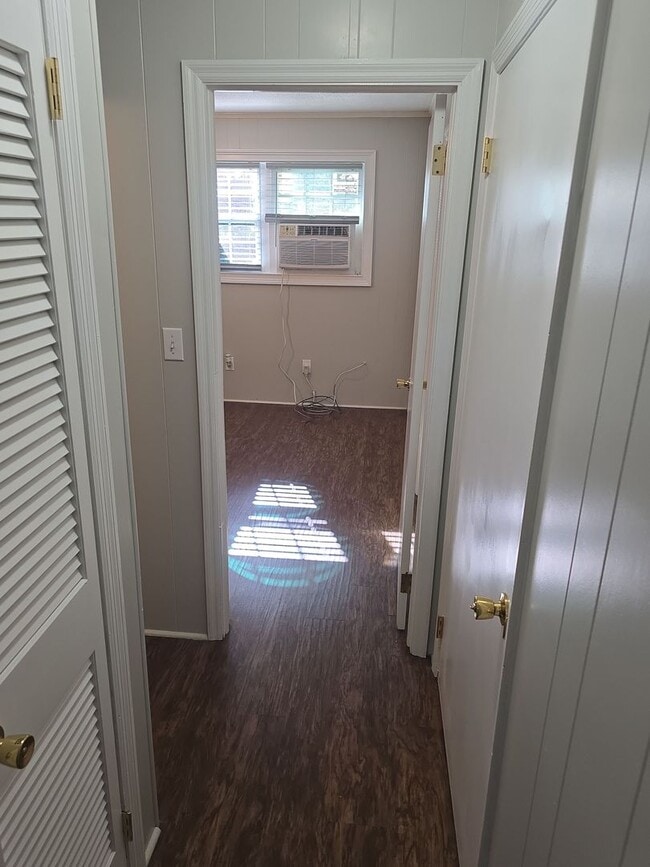 Building Photo - 1 bed 1 bath duplex Right off Garners Ferry Minutes from all the shopping and dinning