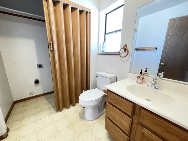 Building Photo - 2 bed 2.5 bath townhome, $1,225 monthly re...