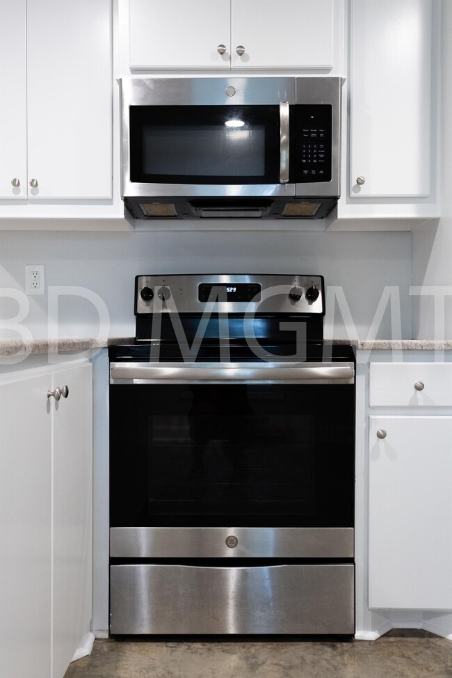 Building Photo - 100 Robin Ln