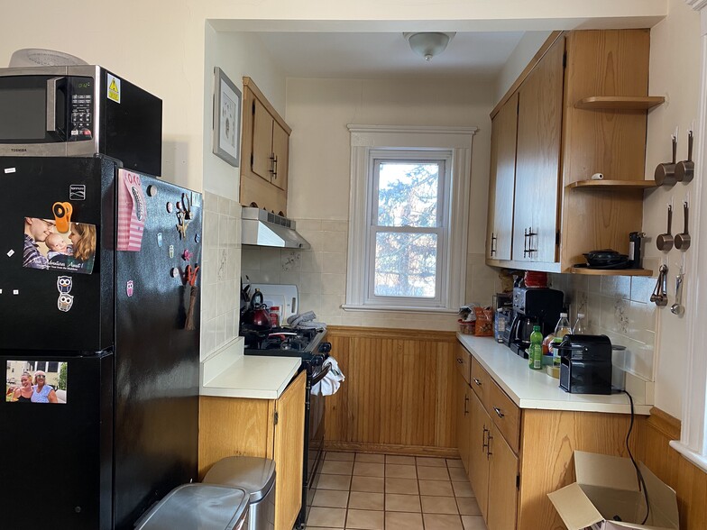 stove area in kitchen - 81 Pearson Rd