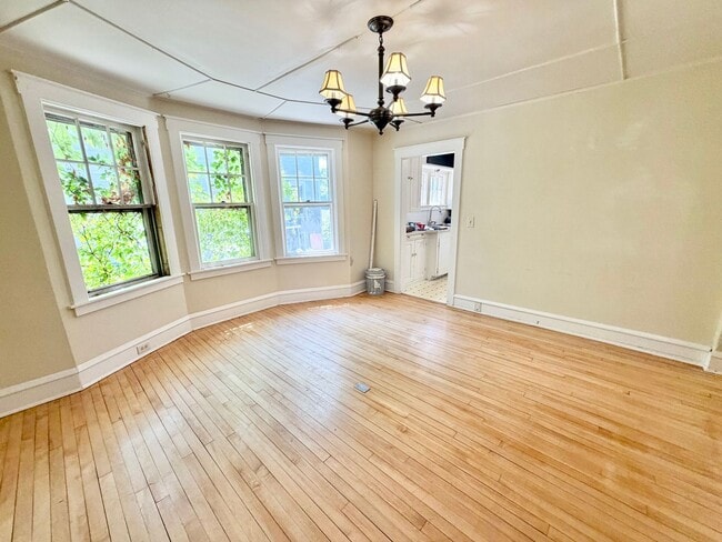 Building Photo - 3 Bedroom Apartment in Burlington VT Available NOW! OFF STREET PARKING, LAUNDRY, HEAT INCLUDED!
