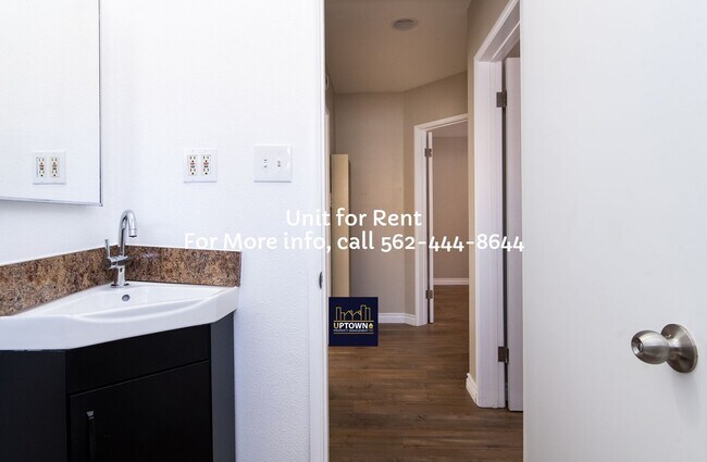 Building Photo - House - 2 Bedrooms / 1 Bathroom / Downey