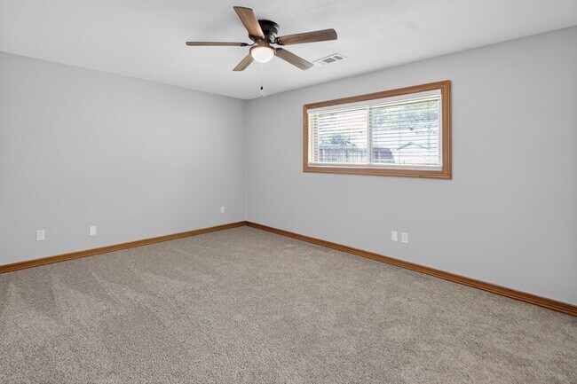 Building Photo - 2027 Ottawa Ln