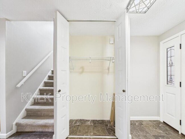 Building Photo - 874 Pleasant St