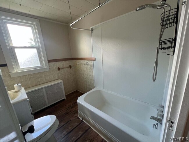 Building Photo - 98 Freund St