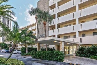 Building Photo - 220 Kings Point Dr