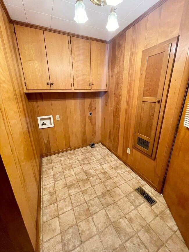 Building Photo - 3 bedroom 2.5 bath in the heart of Athens!...