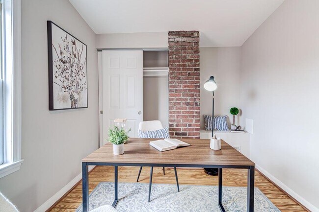 Building Photo - 2 Level Condo with parking, close to metro...