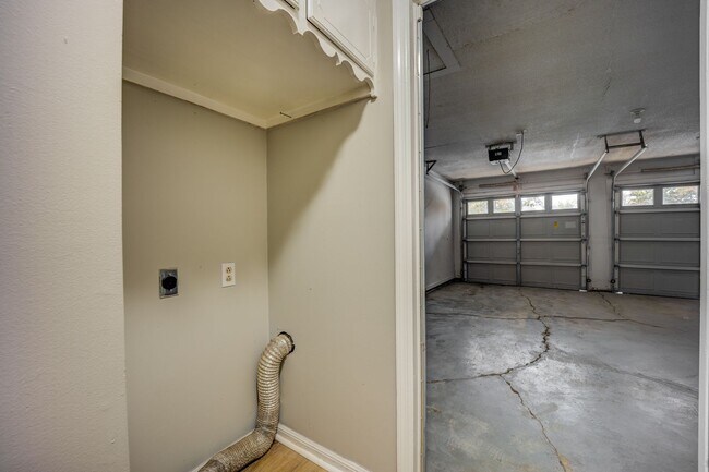 Building Photo - Freshly Updated 3 Bedroom House