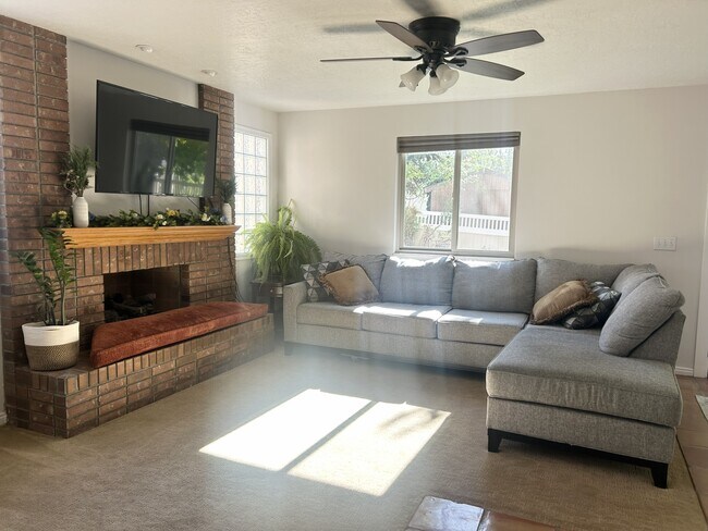 Building Photo - 1094 Gravel Hills Dr