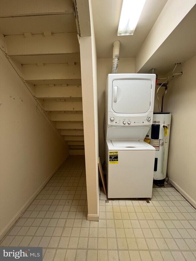 Building Photo - Modern Townhouse Living in Alexandria's Prime Location