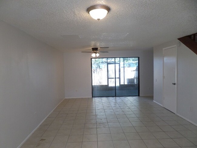 Building Photo - Spacious 2bdrm/1.5bath Townhome ** Ready N...