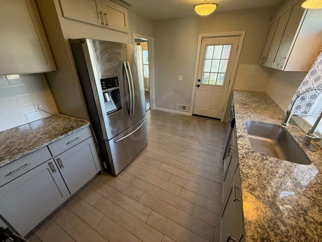 Building Photo - 389 Channing St