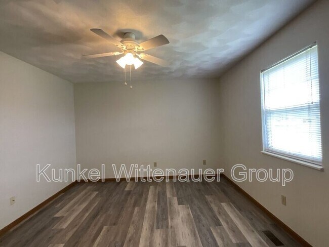 Building Photo - 611 Carol Ann Dr