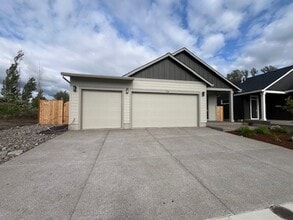 Building Photo - 3 Bedroom 2 Bath Silverton OR