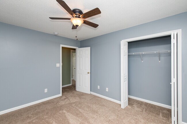 Building Photo - 4 Bedroom 2 Bath