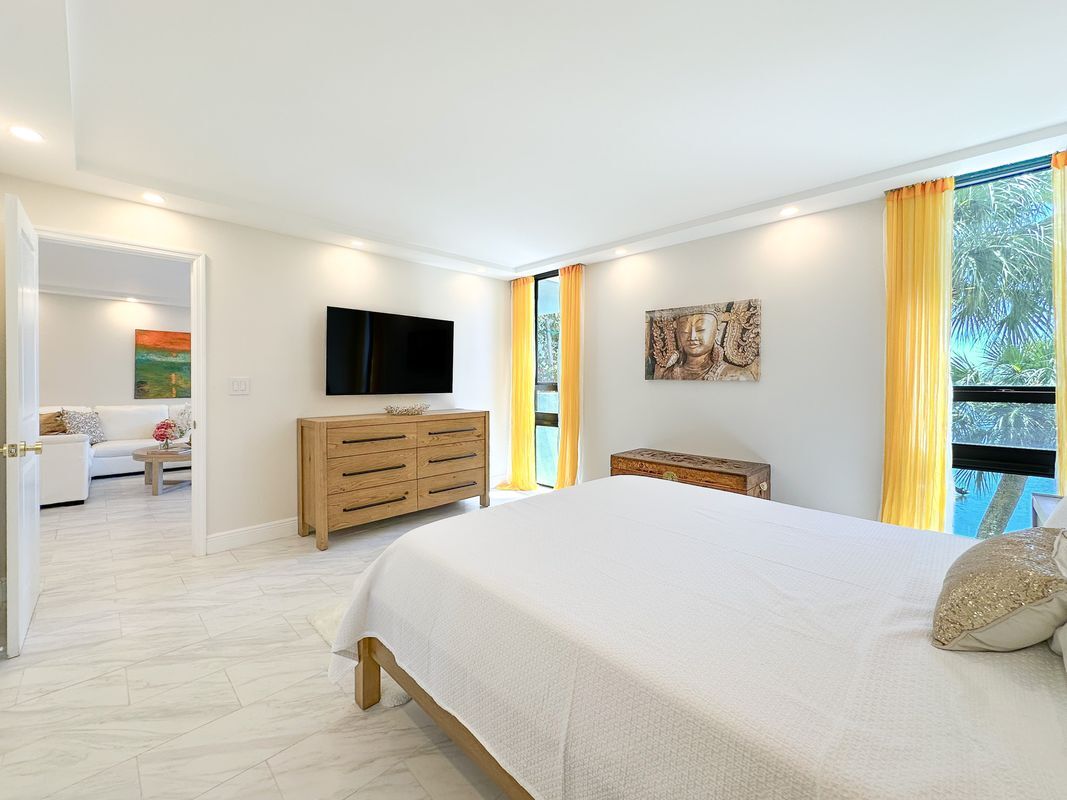 Building Photo - 4800 Bayview Dr