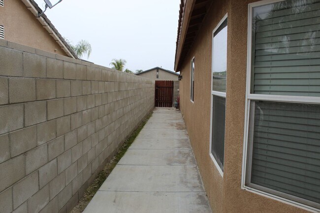 Building Photo - Beautiful Spacious Home for Rent Near Hosking and Mckee Area