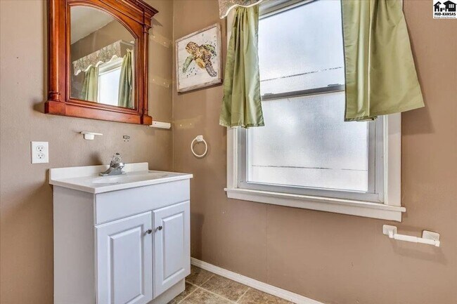 Building Photo - Beautiful 4-Bedroom, 1.5 Bathroom Home