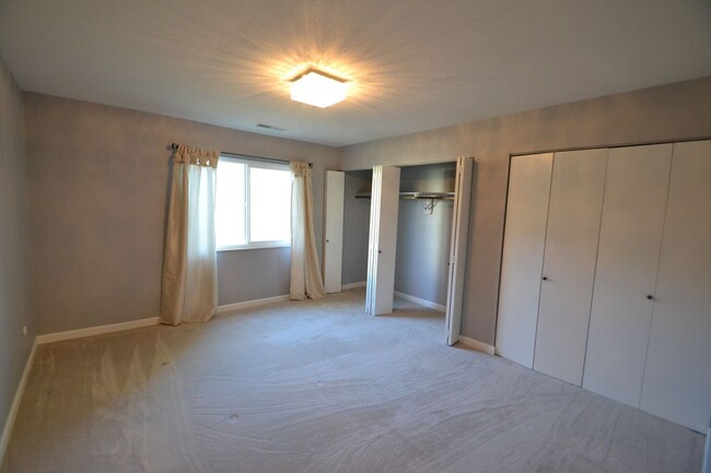 Building Photo - New Updated Main Level Condo with 24/7 Sec...