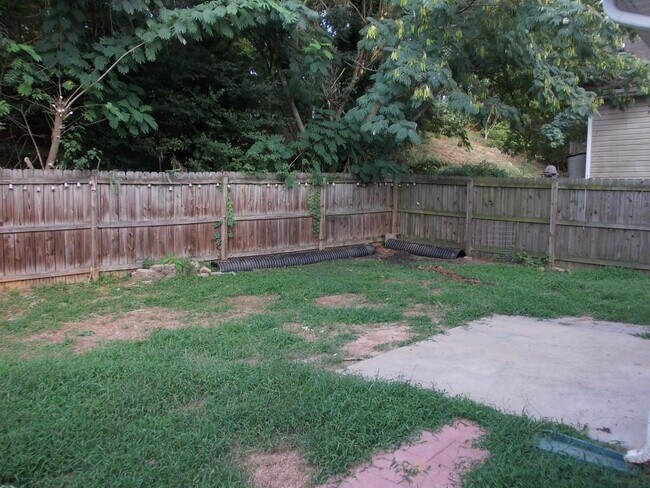 Building Photo - Great 2 story home with fenced back yard i...