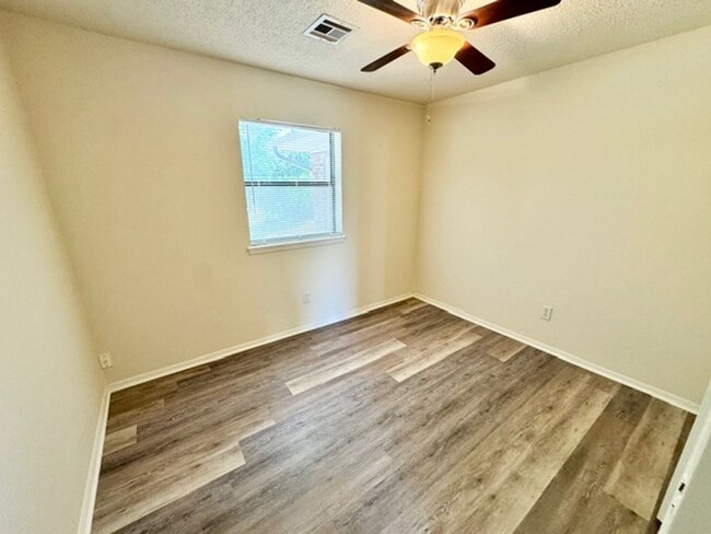 Building Photo - 3 bed 2 bath house now available for lease