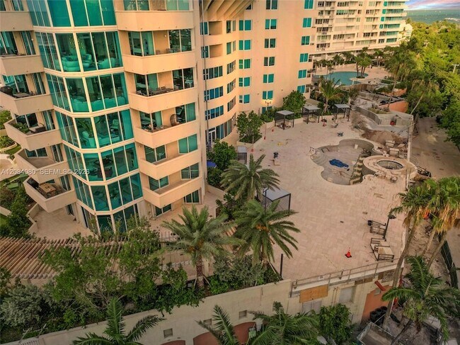 Building Photo - 300 South Pointe Dr