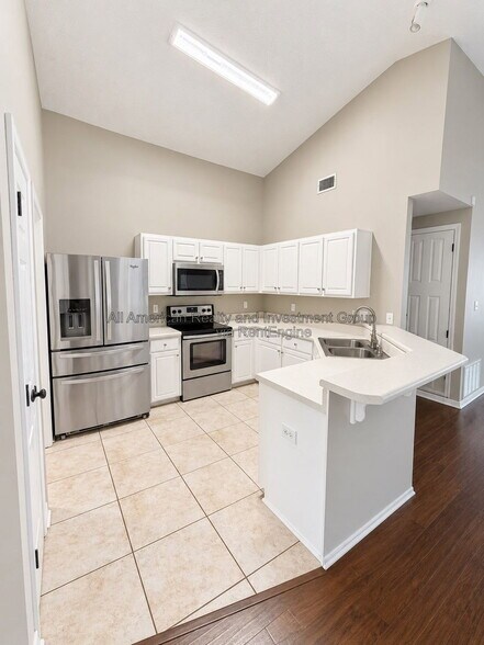 Building Photo - 561 Rough Leaf Ln