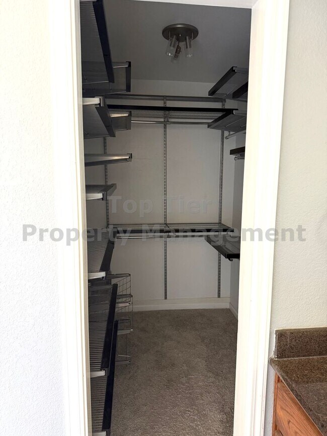 Building Photo - 41 Janin Pl