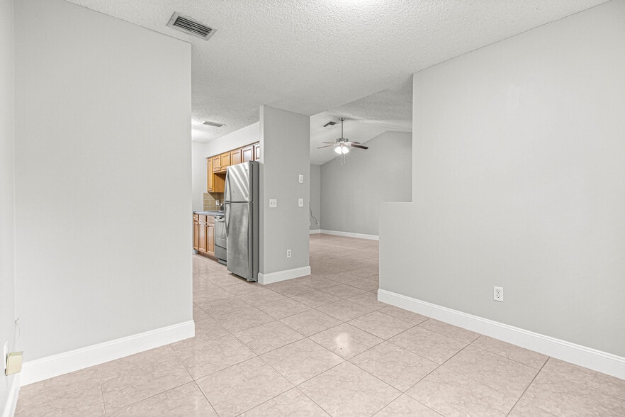 Building Photo - 810 SE 2nd St