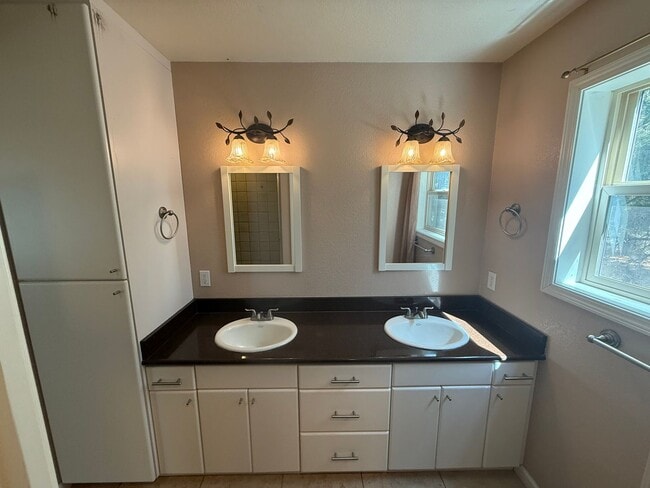 Building Photo - 3 Bedroom 2.5 Bath in Latakomie Shore
