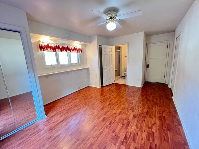 Building Photo - 3 bed 3 bath available!