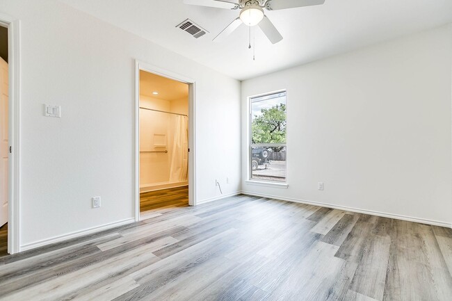 Building Photo - COMING SOON - 2 Bedroom Duplex w/ Modern F...