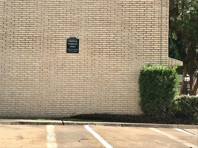 Building Photo - 10728 Briar Forest Dr