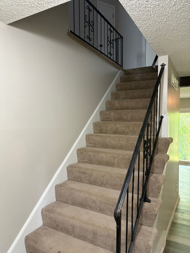 Building Photo - 311 Hawthorne Ct