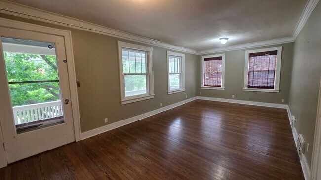Building Photo - Beautiful 2BR 1BA unit w/ Covered Porch in Downtown Liberty