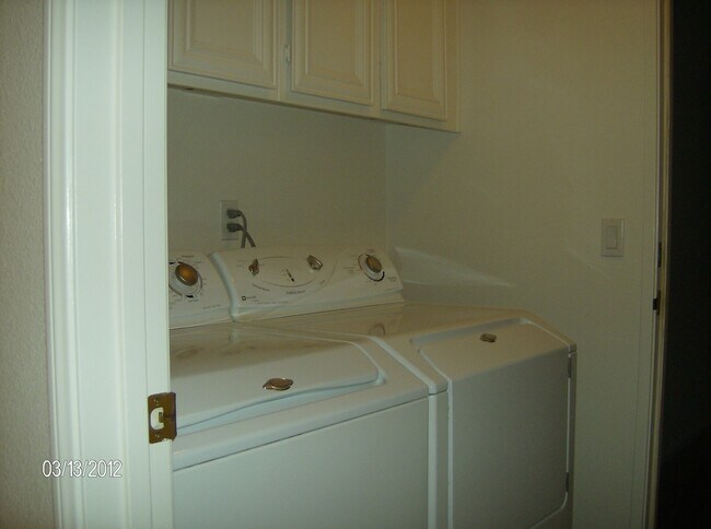 Building Photo - Spacious Three Bedroom Townhouse with Atta...