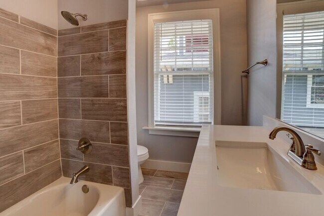 Building Photo - Downtown 3/2.5 Fully Remodeled!