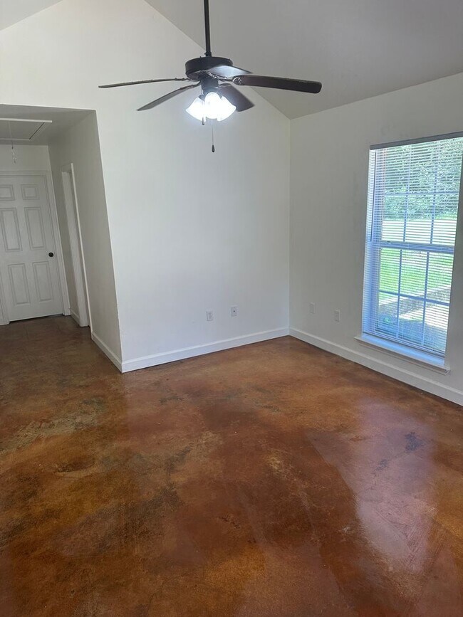Building Photo - 42663 Edgewater Ln