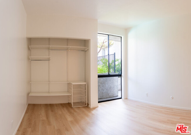 Building Photo - 10861 Moorpark St
