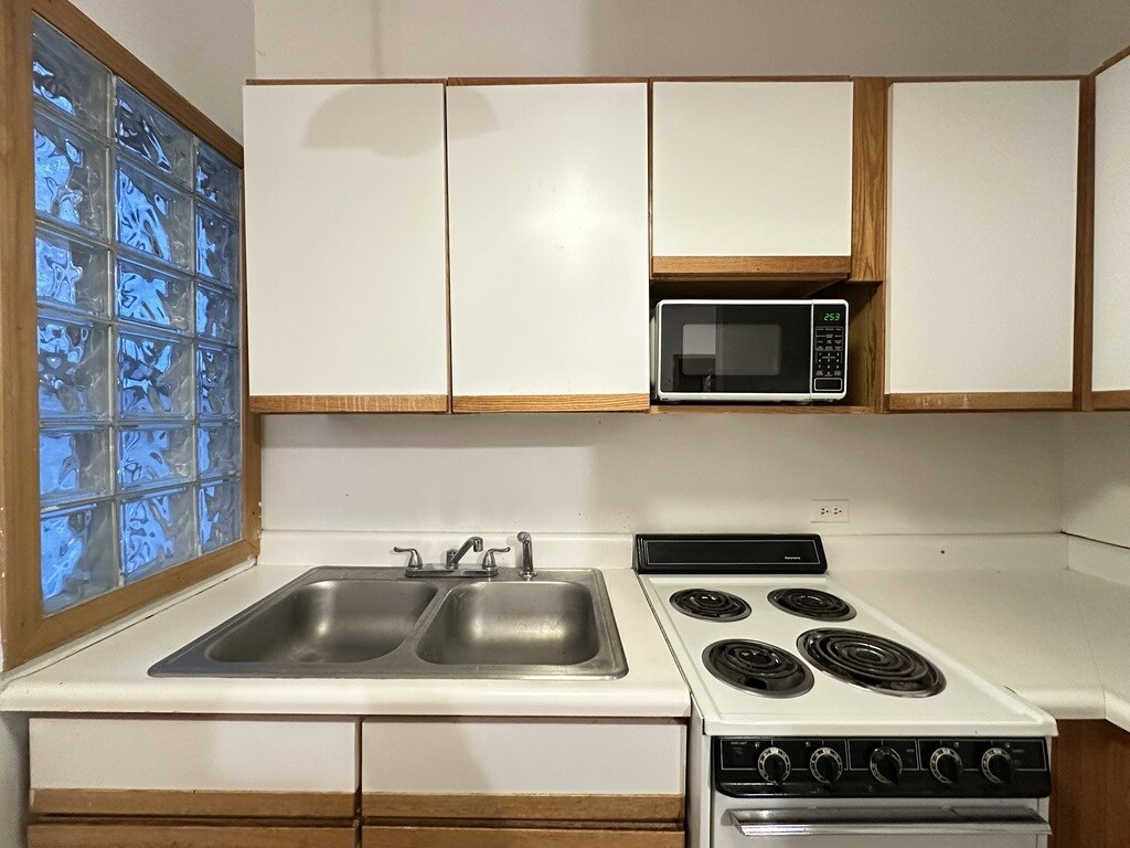 Building Photo - 634 W Barry Ave