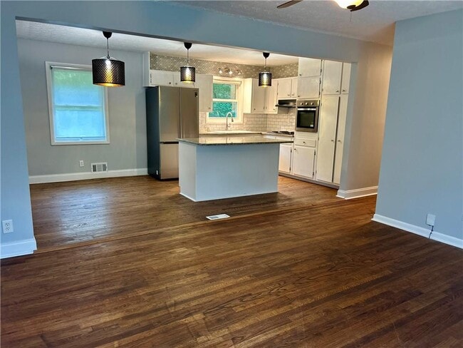 Building Photo - 667 Tara Cir SE