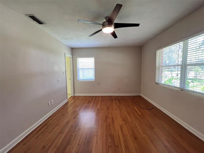 Building Photo - 1516 NW 14th Ave