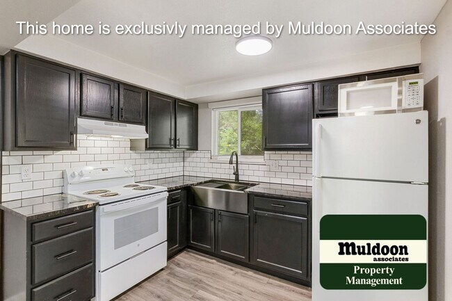 Building Photo - Beautifully remodeled Centrally located bu...