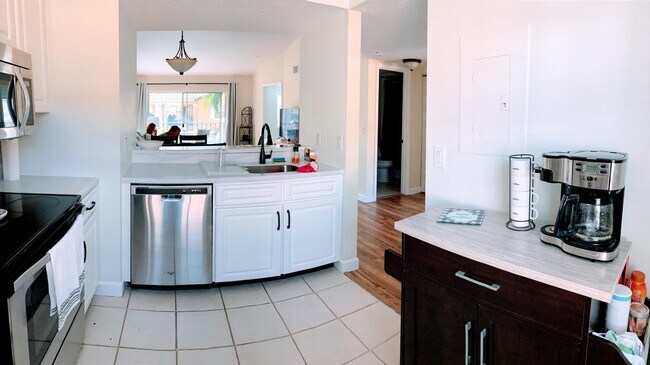 Building Photo - 1140 Lake Shore Dr