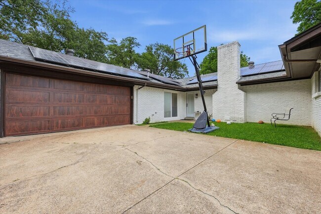 Building Photo - 14840 Knollview Dr